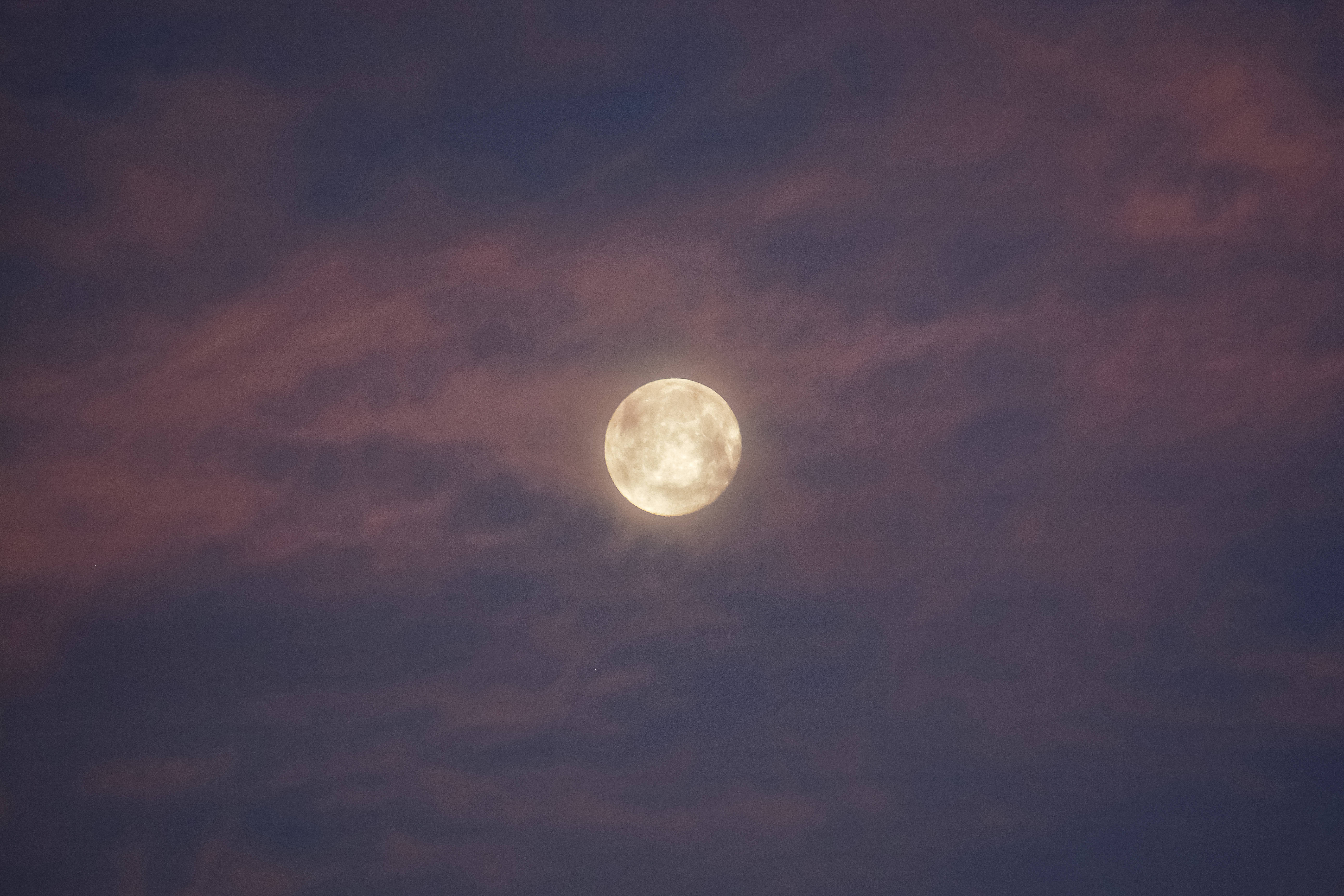雲層繚繞的紫羅蘭色天空與美麗滿月 壁紙 — 一輪明亮的滿月透過柔和的紫色和粉紅色雲層在暮色天空中閃耀。