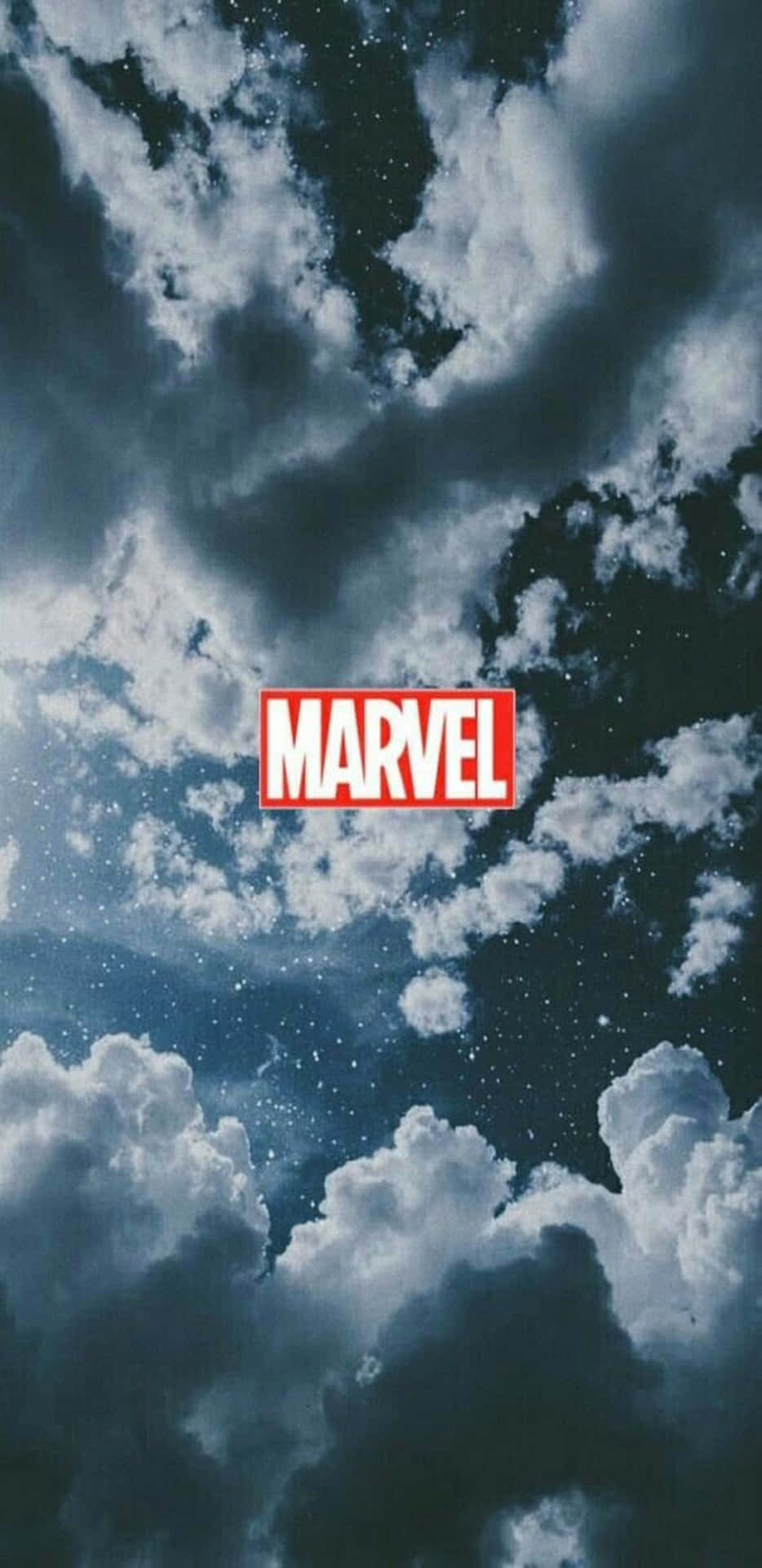 Marvel 標誌位於星空雲層天空的中央