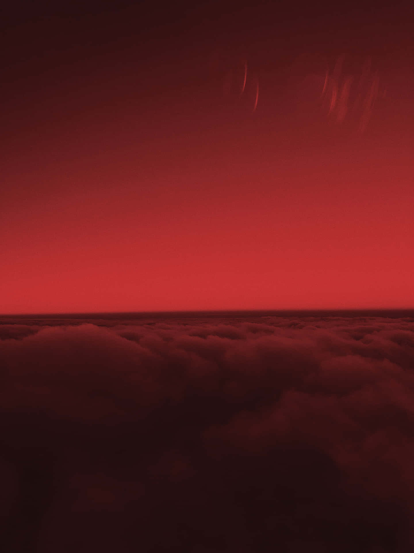 暮色中雲海上的紅色天空