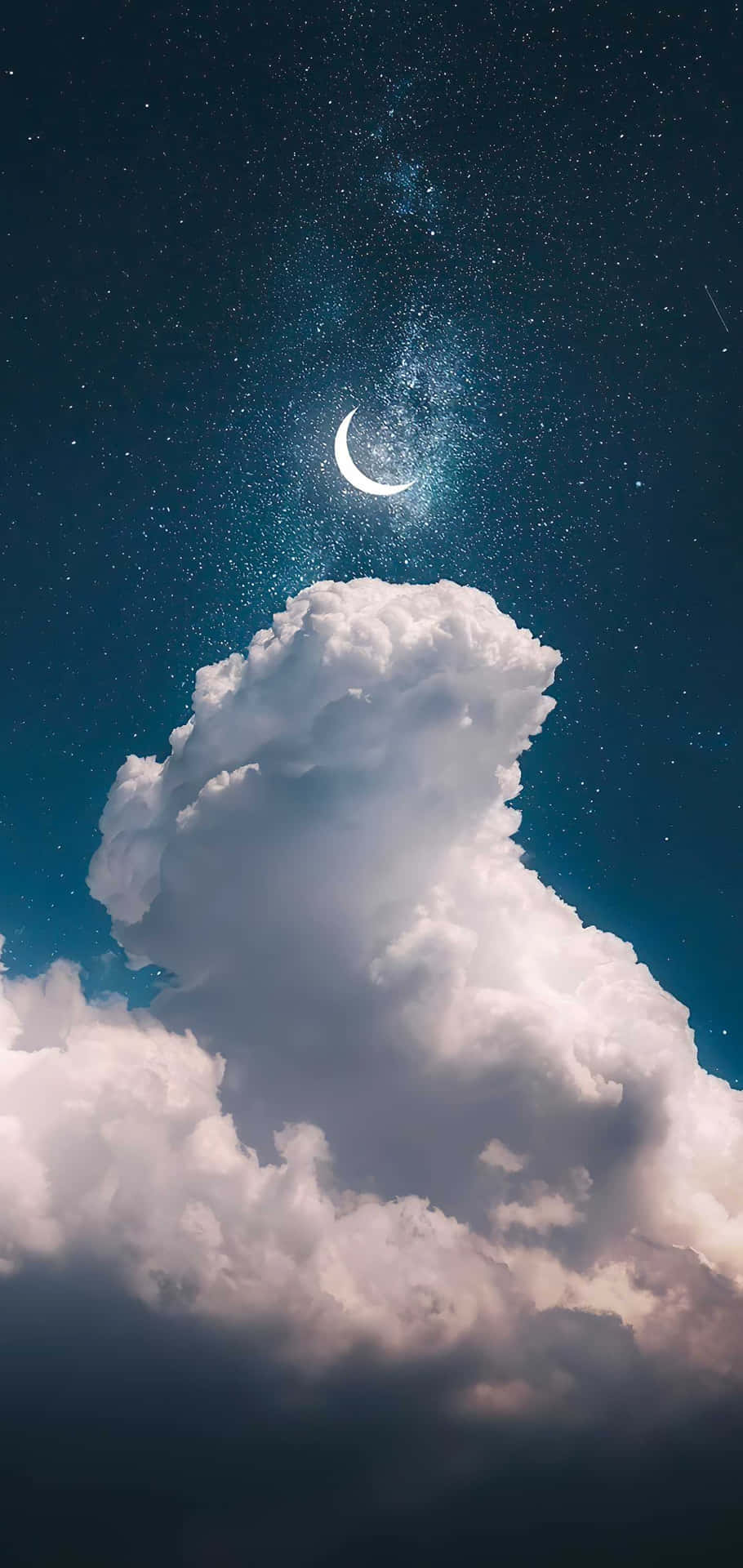 雲層覆蓋夜空月圖 壁紙 — 一彎新月在繁星點點的夜空和宇宙塵埃軌跡中，於高聳的雲層上方閃耀。