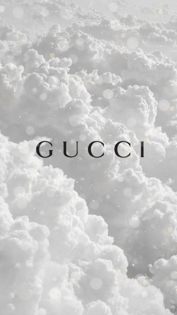Gucci 標誌漂浮在 fluffy 白色雲朵中，伴隨發光的散景光點。