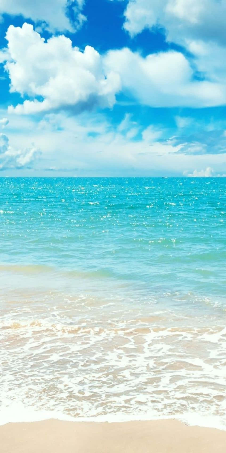 陽光明媚的海灘，藍綠色的海浪在金色沙灘上翻滾，上方是明亮的藍天和白雲。