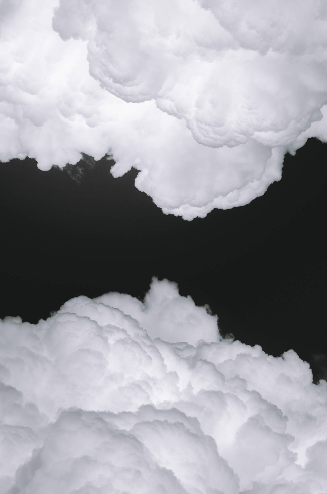 戲劇性的白雲在黑色天空中，具有高對比紋理。