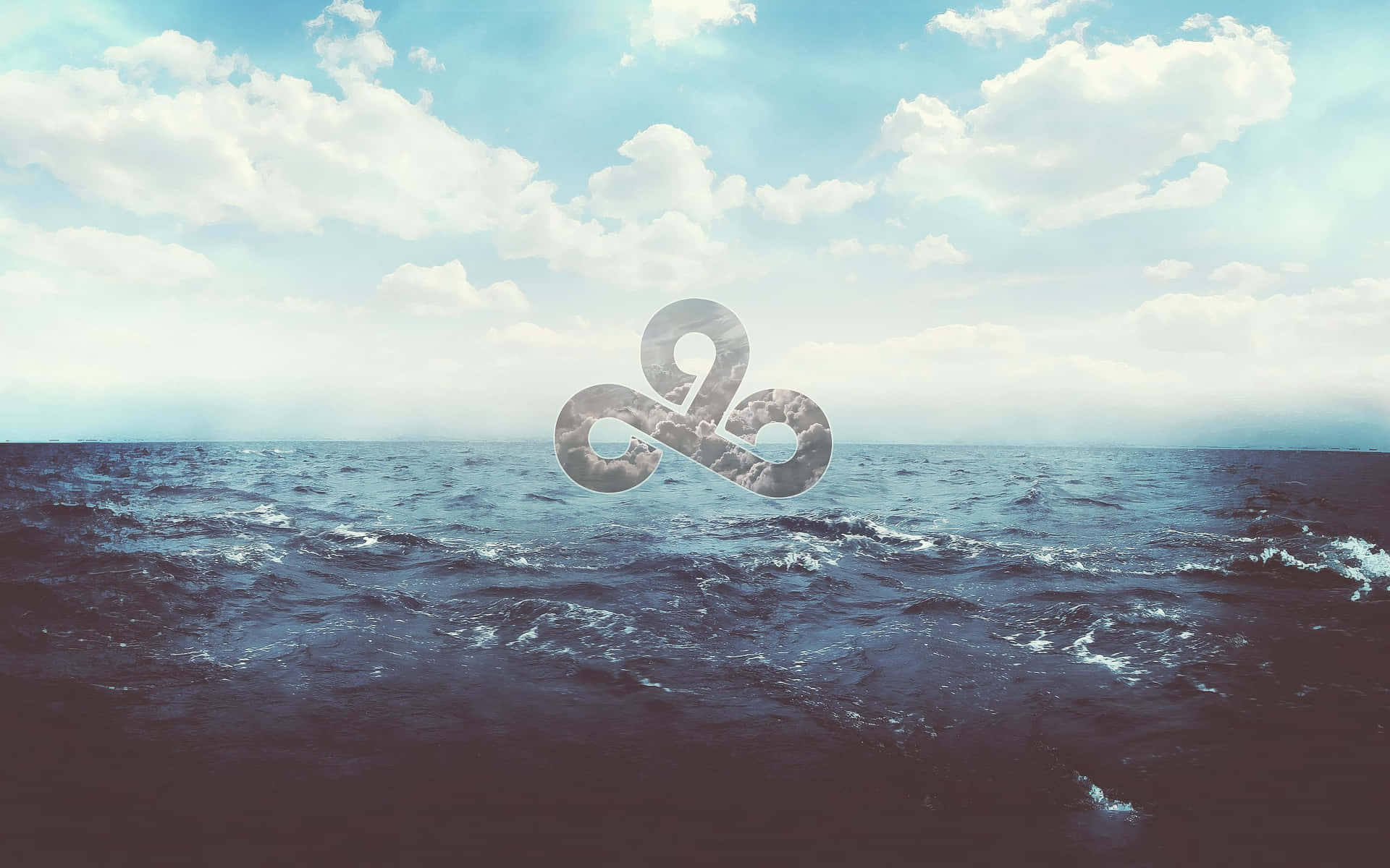 一個三曲腿圖符漂浮在多雲天空下波濤洶湧的海洋之上。
