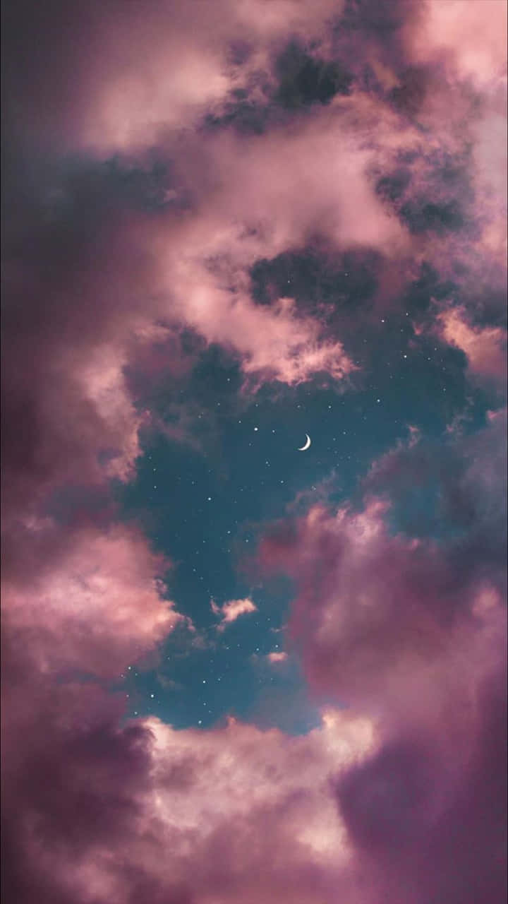 粉紅色的雲朵飄過新月和星星，寧靜的夜空。