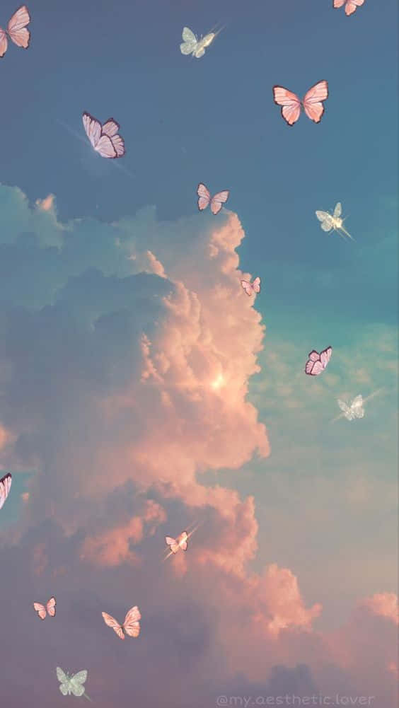 雲朵蝴蝶 TikTok 壁紙靈感 壁紙 — 蝴蝶在柔和的粉彩雲朵間飄蕩，雲朵在夢幻的天空中閃耀著夕陽的色彩。