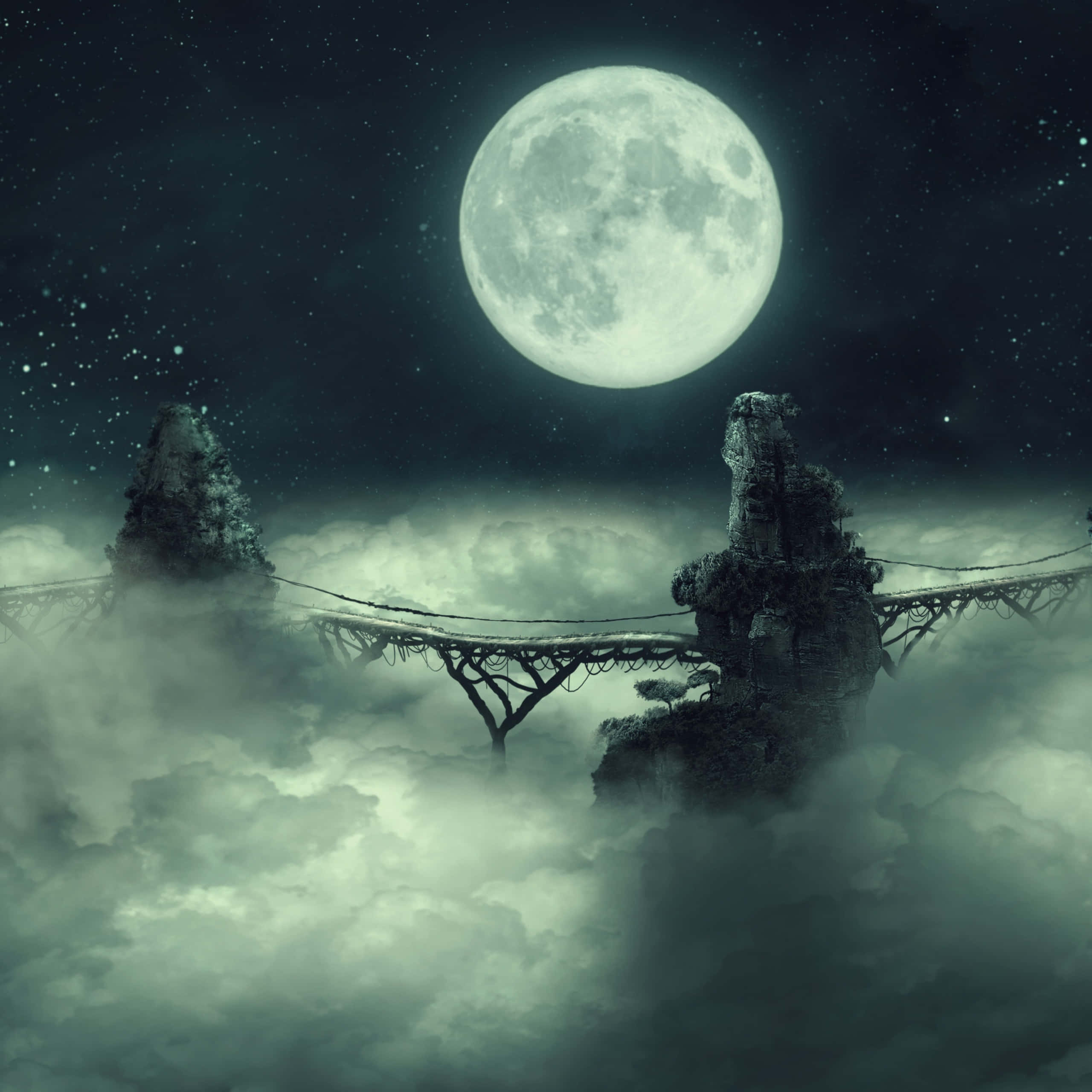 雲海之上懸掛的橋與滿月 壁紙 — 在廣闊的星空下，一座月光照耀的橋樑橫跨在霧氣繚繞的雲層之間，連接兩座岩石尖峰。