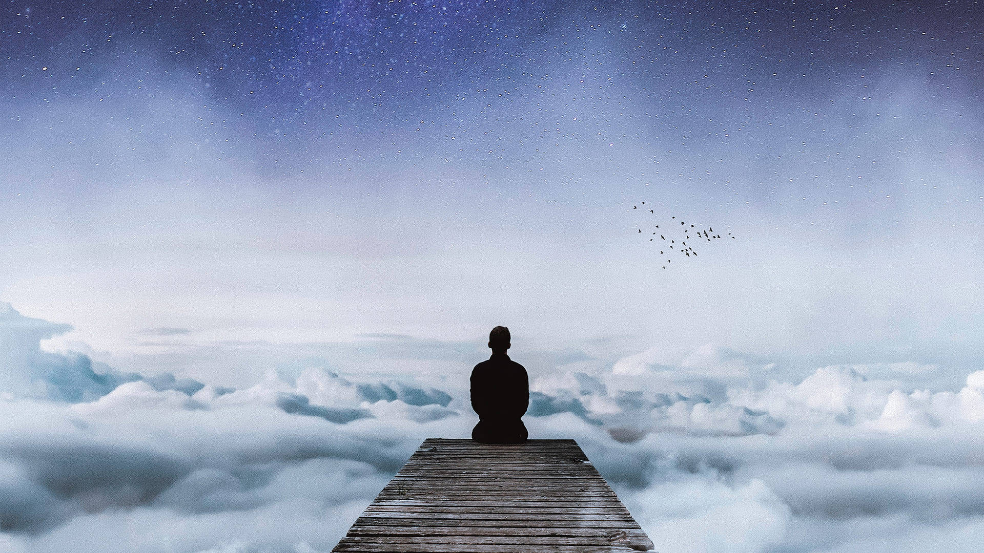 雲端獨坐 壁紙 — 一個孤獨的身影坐在木製碼頭的盡頭，碼頭延伸在雲海之上，下方是星光閃爍的暮色天空。