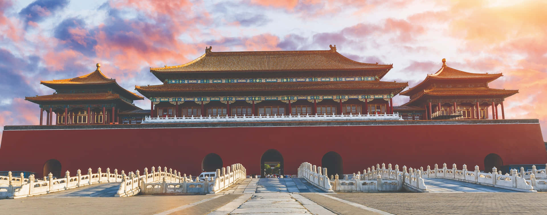 雲霧中的傳統中式文化 壁紙 — 宏偉的傳統中國宮殿，紅牆金頂，在 vibrant 的日落天空下。