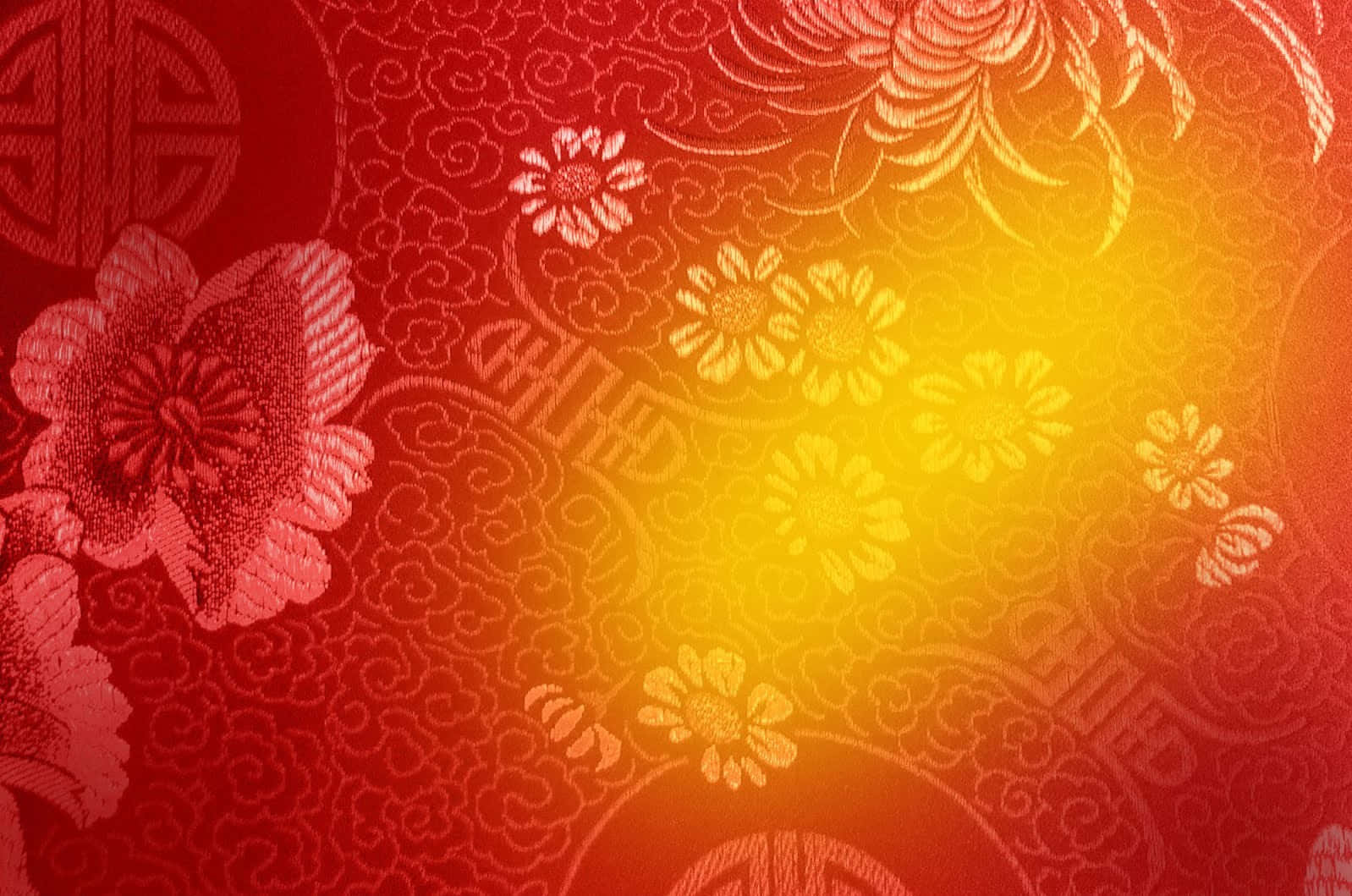 雲霧繚繞下的長城 壁紙 — 豐富的紅色紋理壁紙，帶有浮雕花卉和雲朵圖案，散發溫暖的金色漸變光芒。