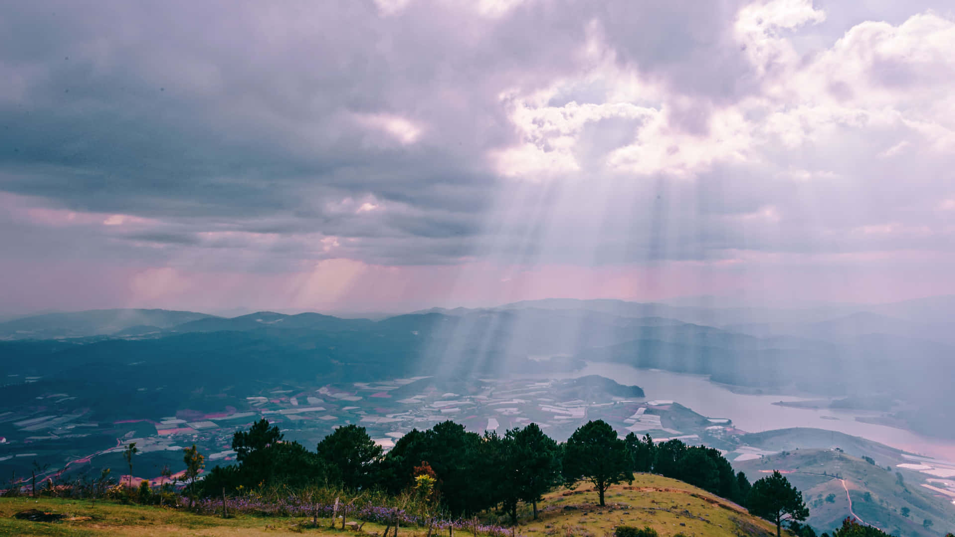 雲霧繚繞的山景