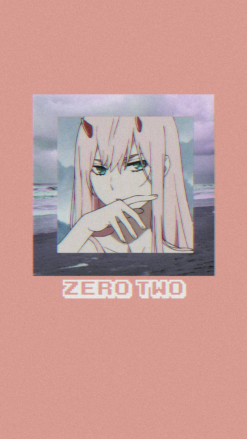 動畫角色零二（Zero Two）有粉紅頭髮和角，在海邊。