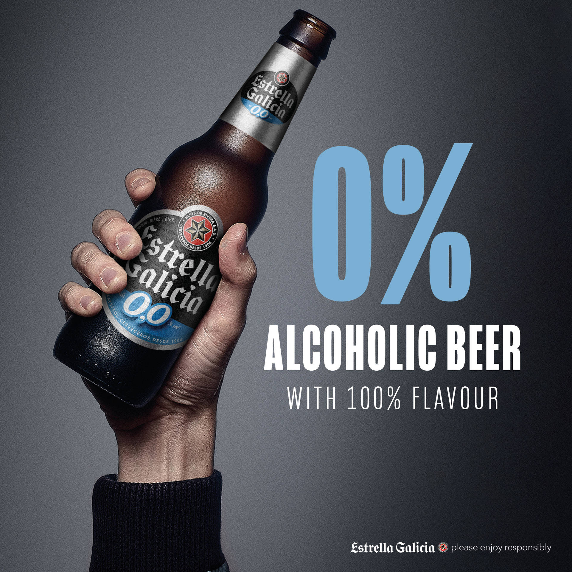 手拿著Estrella Galicia 0.0無酒精啤酒瓶，粗體文字宣傳零酒精和完整風味。