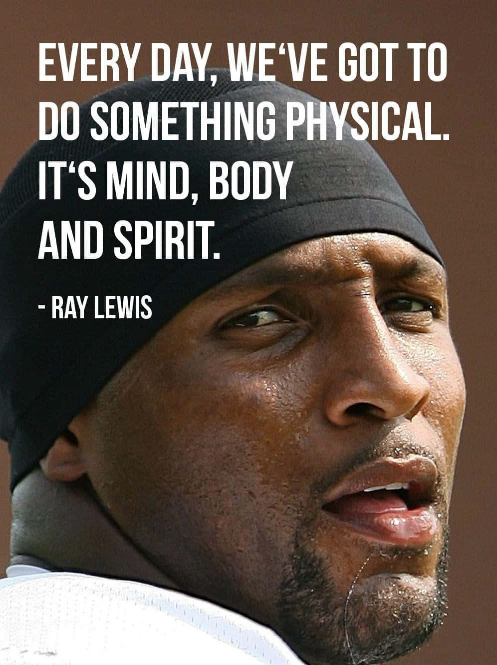 Ray Lewis 戴住黑色頭帶，上面有句關於體能活動嘅勵志語句。