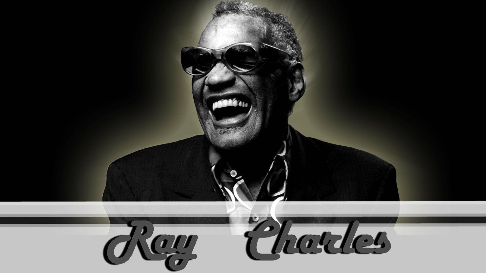 雷·查爾斯美國歌手 壁紙 — Ray Charles 在黑白肖像中愉快地大笑，帶有戲劇性的背光及下方的名字橫幅。