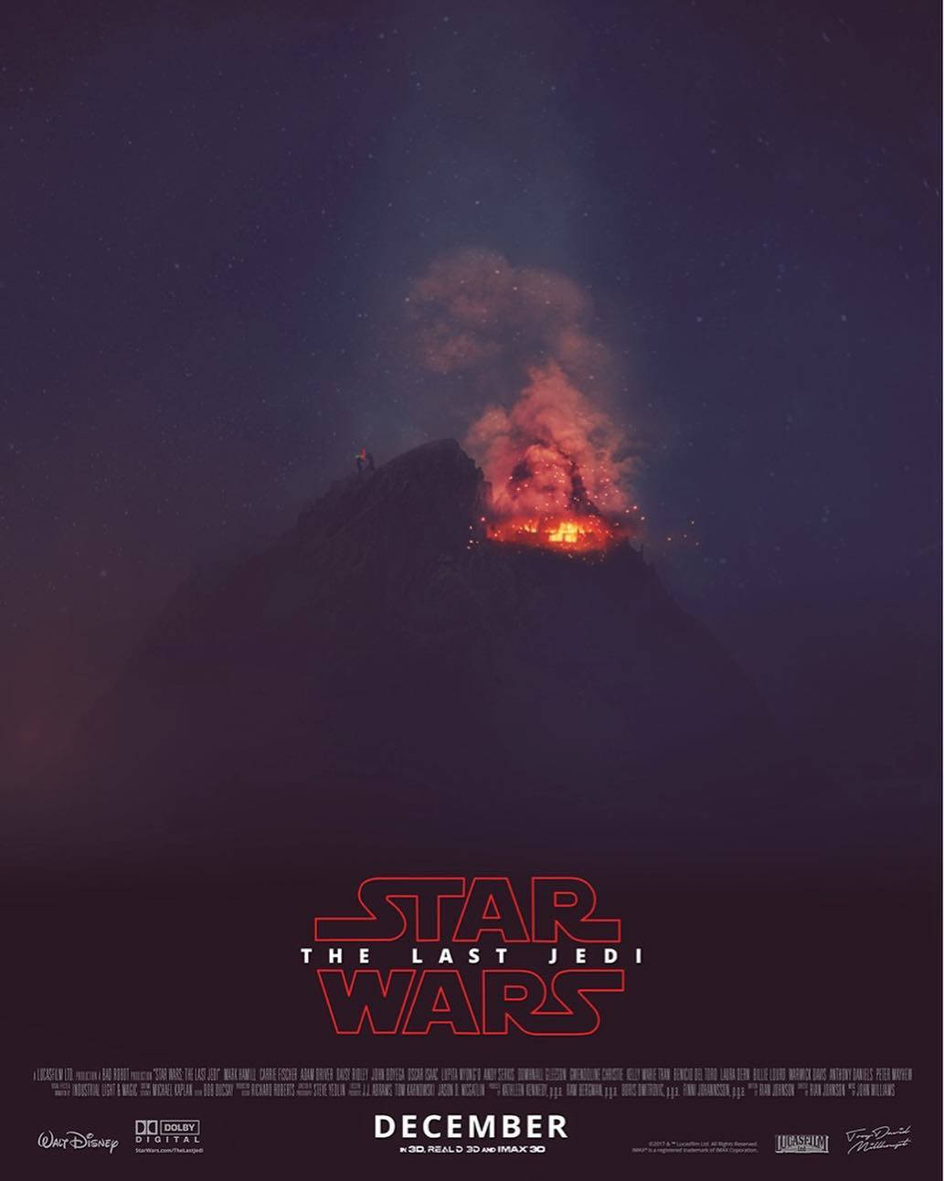 一個人在山上觀看夜間火山在星空下噴發。