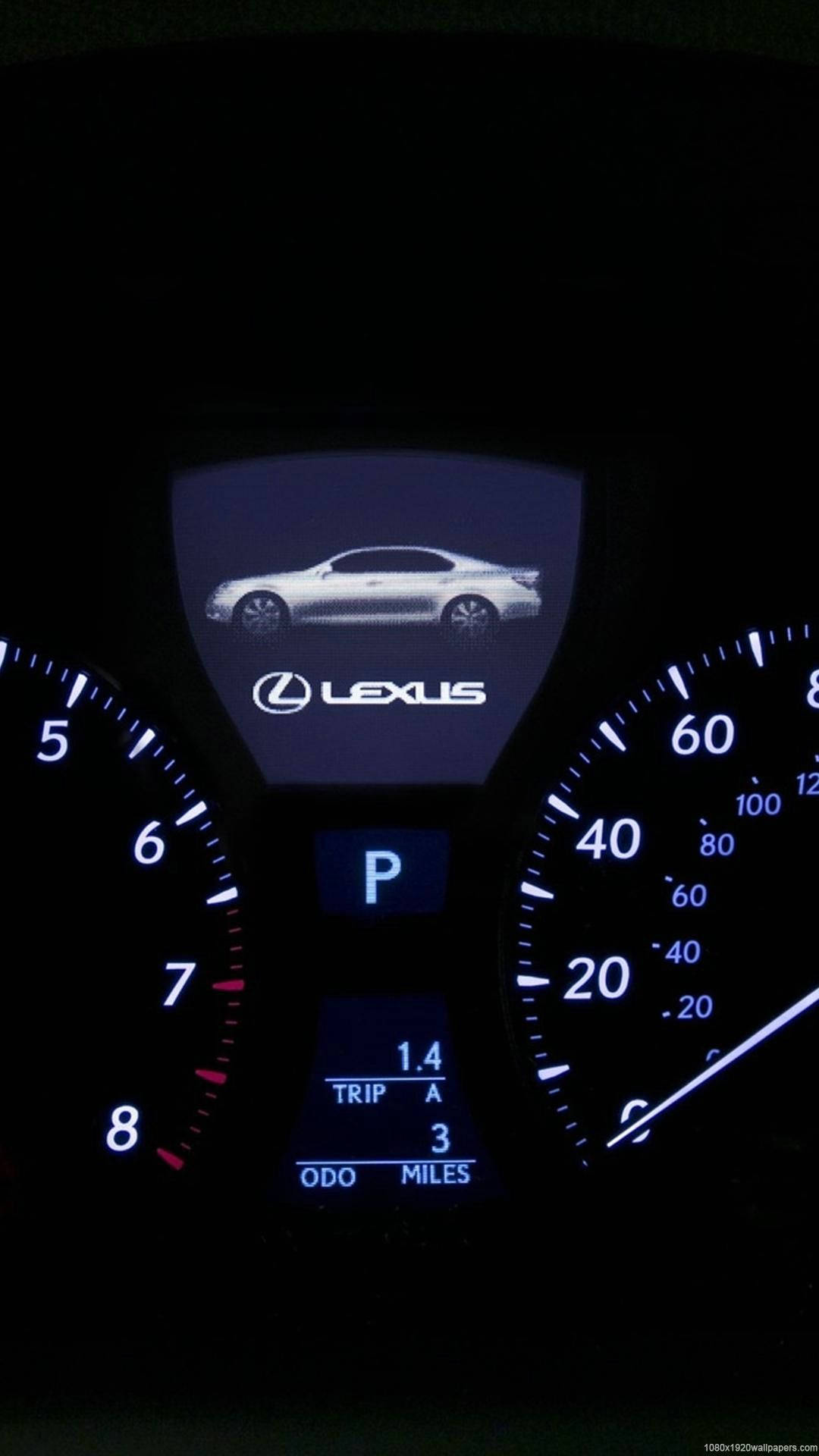 Lexus 汽車儀表板，帶有發光儀表和銀色轎車圖形。