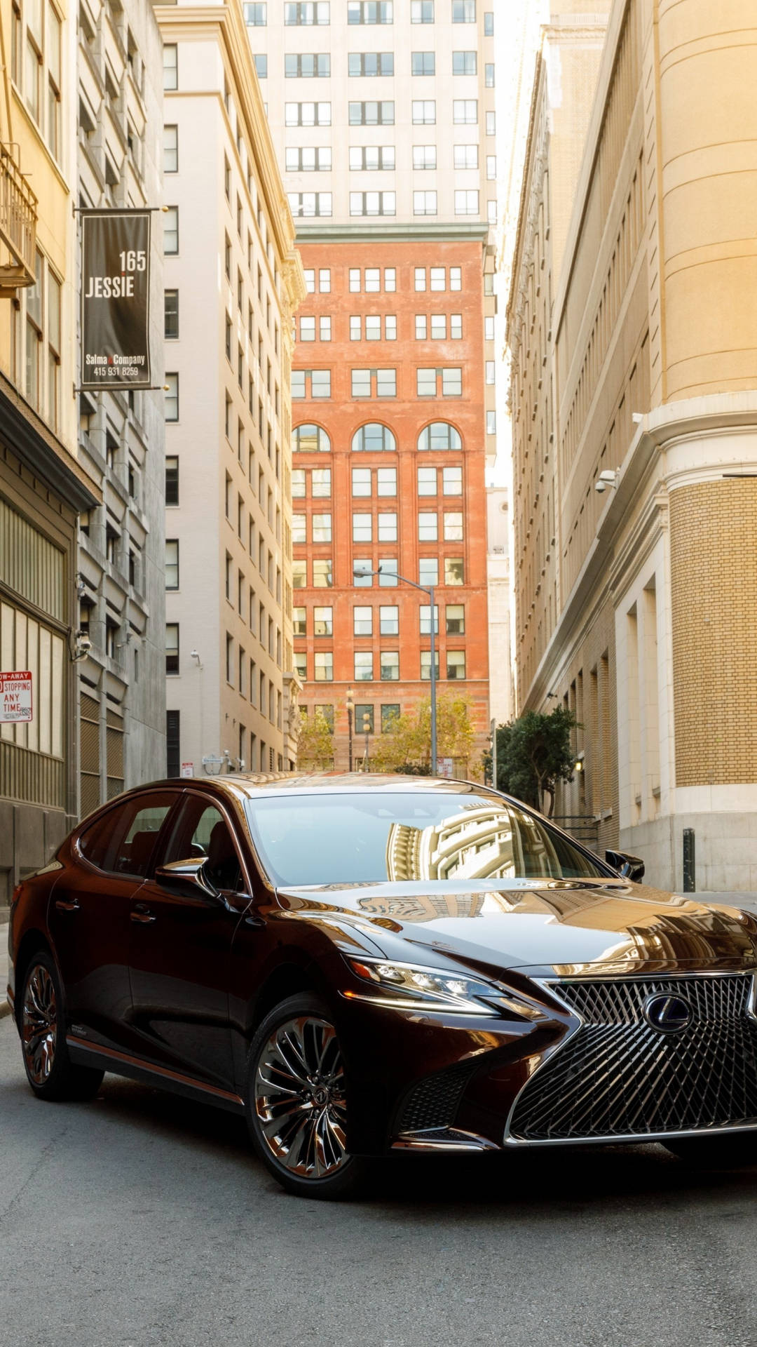 日落時分，一輛深棕色 Lexus 房車停放在高樓之間的城市小巷中。