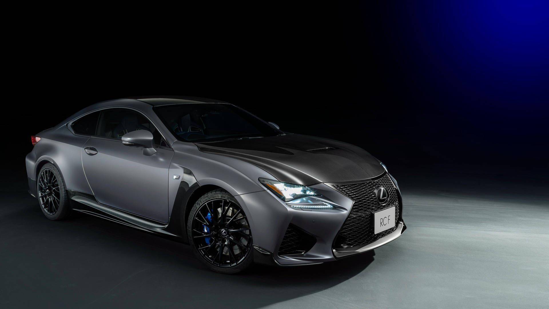 攝影棚中啞光灰色Lexus RC F跑車，帶有戲劇性燈光。