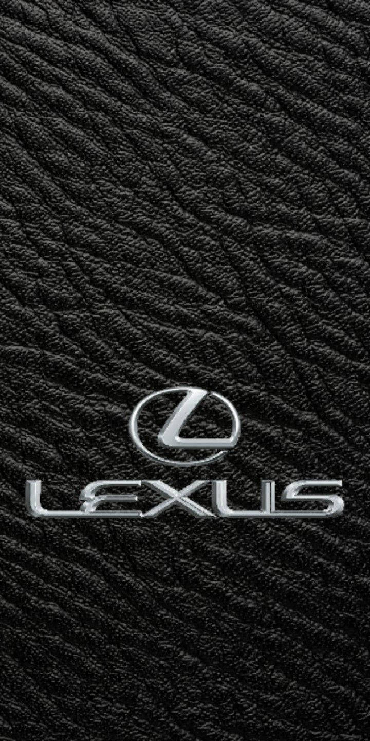 黑色皮革背景上的銀色 Lexus 標誌