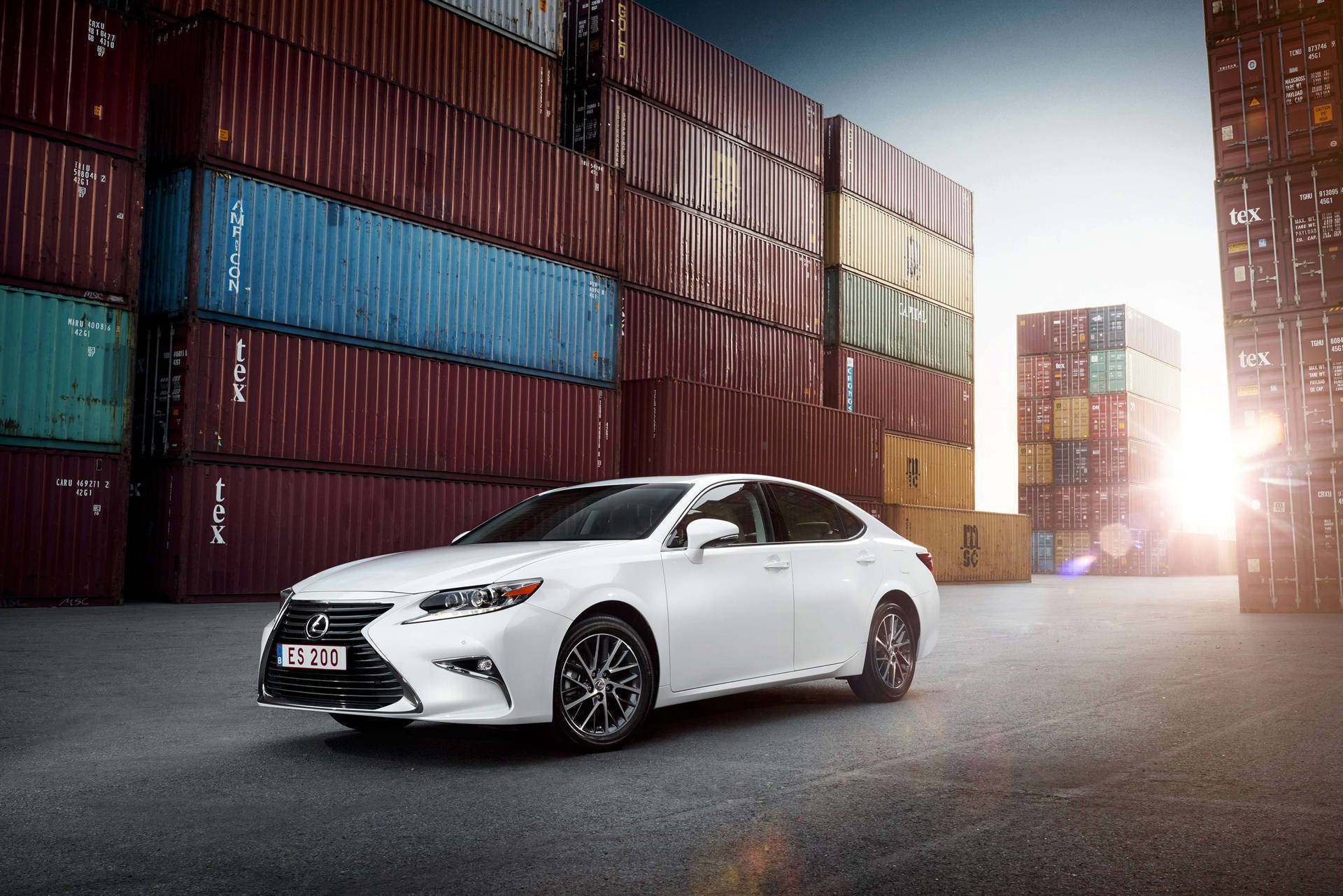 白色Lexus房車停放在日落時的貨櫃場。