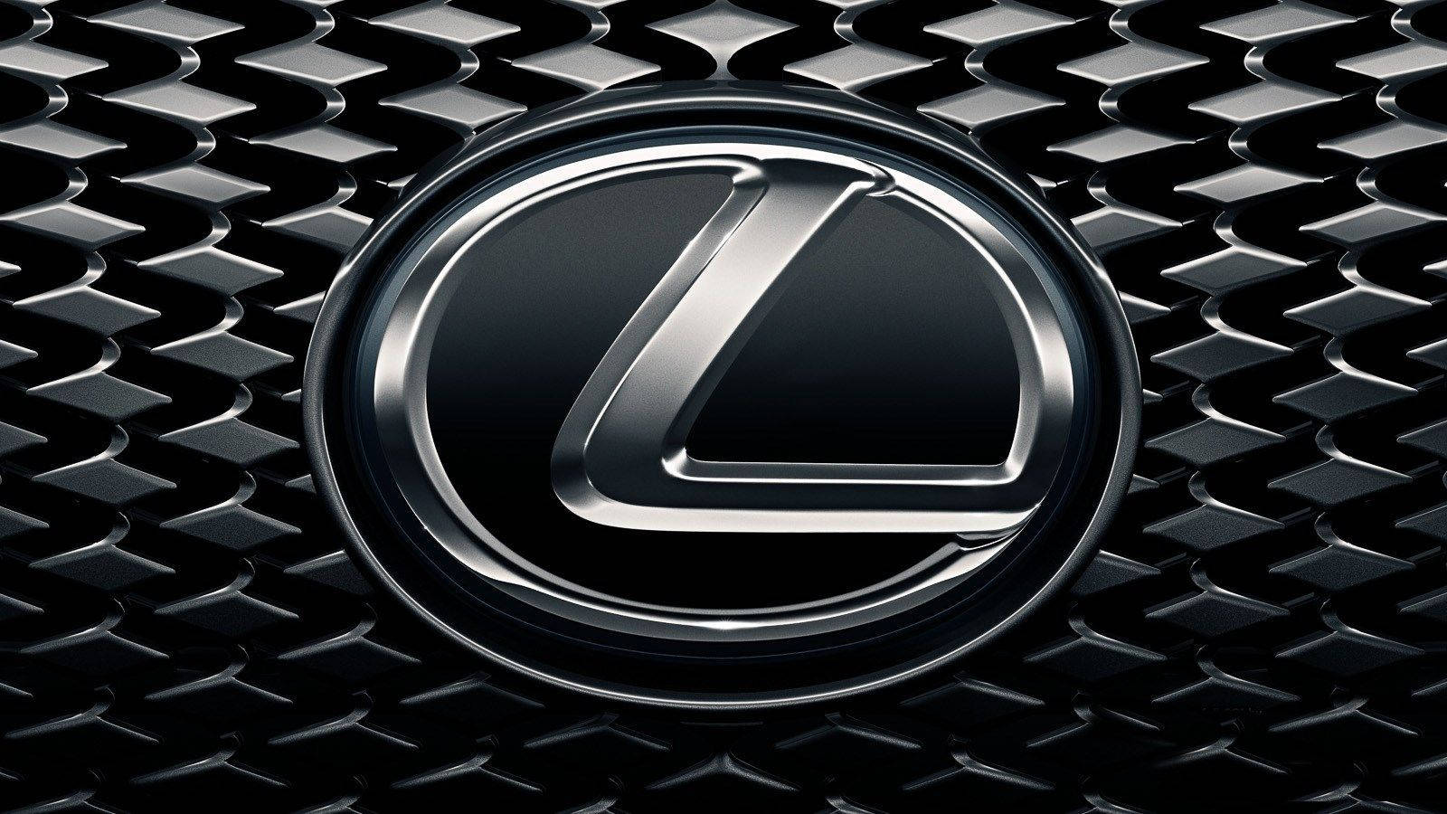 黑色紋理汽車格柵上的鍍鉻 Lexus 徽章。