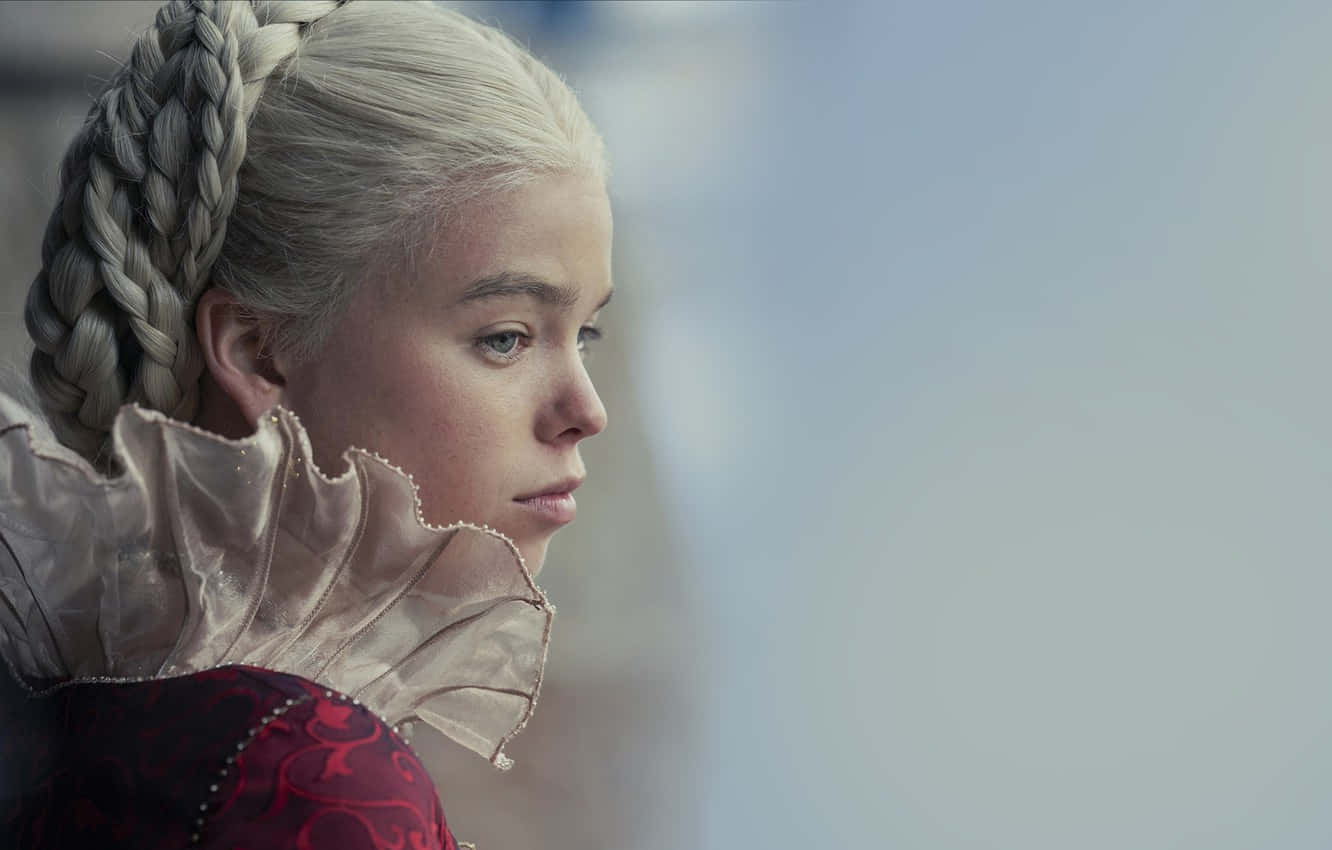 年輕女性，辮子金髮，穿著歷史服裝，若有所思地看向一旁。