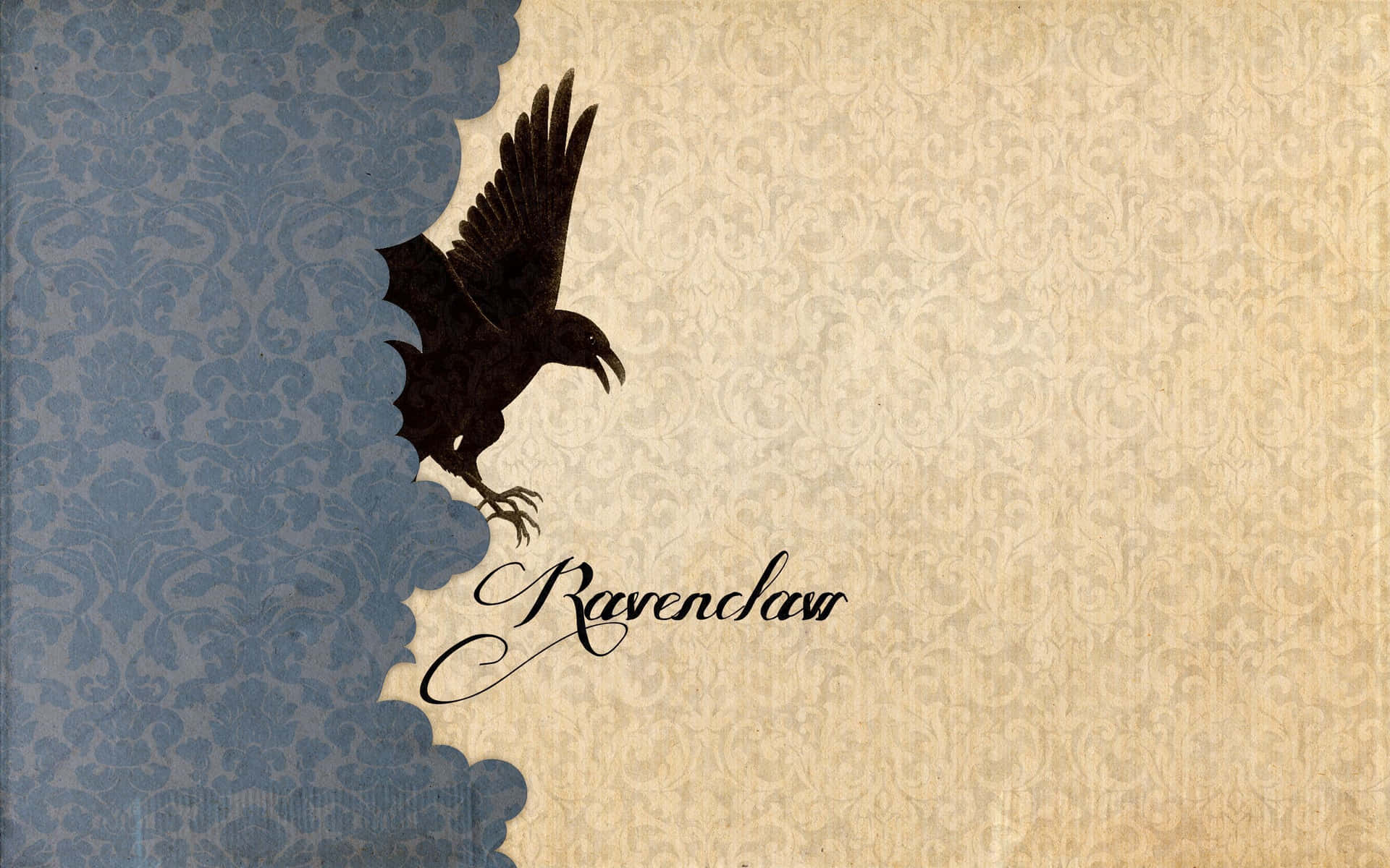 黑色烏鴉剪影飛越復古錦緞牆紙，帶有'Ravenclaw'字樣。