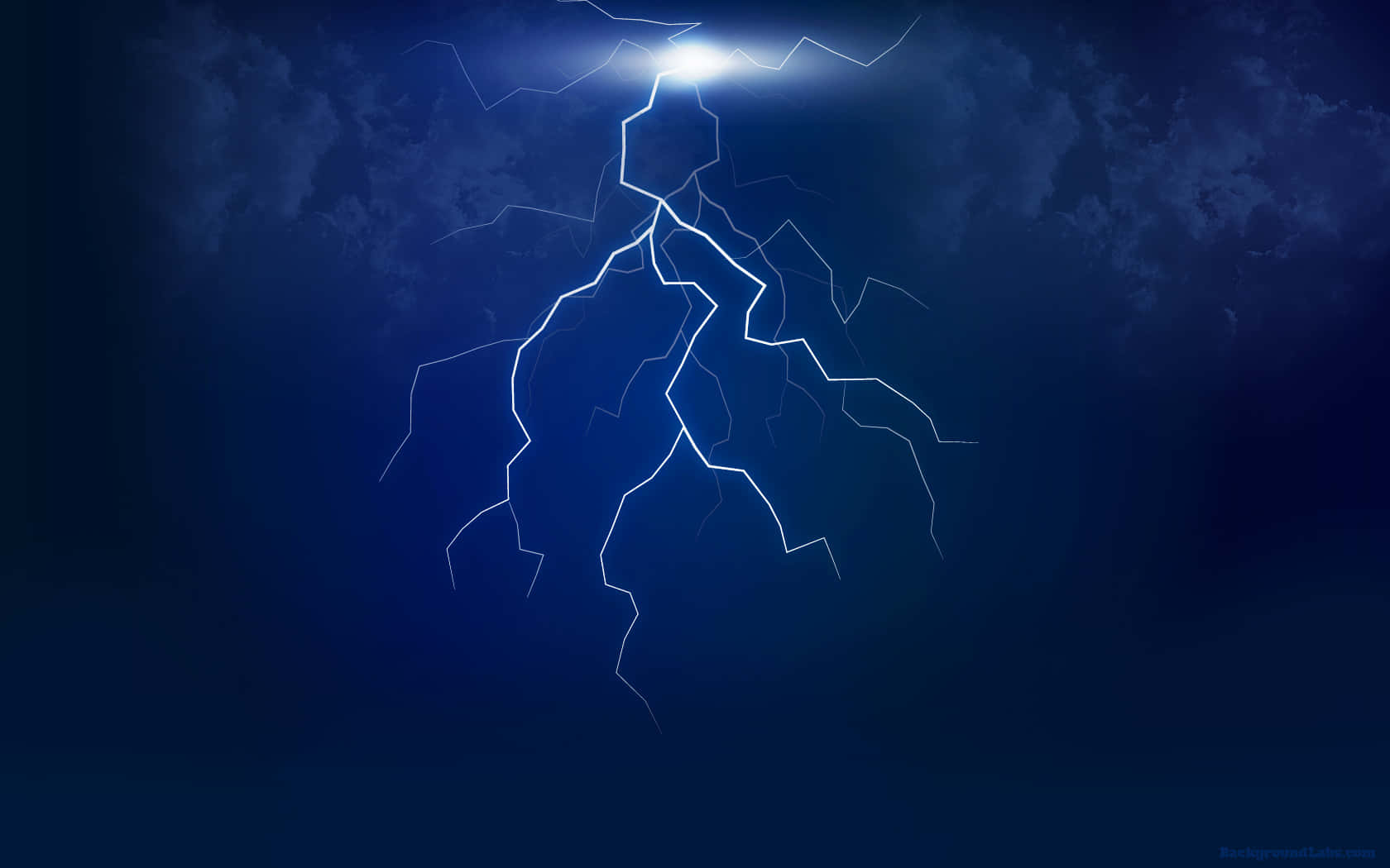 雷暴中閃電如電流般閃耀 壁紙 — 一道強大的白色閃電在深藍色暴風雨的天空中叉開，穿過發光的雲層。