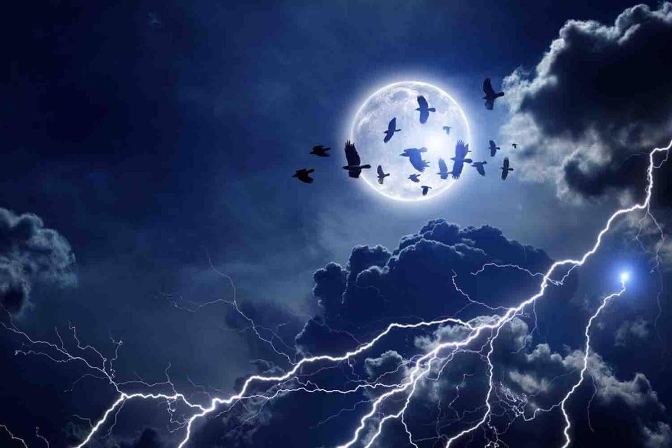 烏鴉在夜間雷暴中圍繞滿月飛翔。