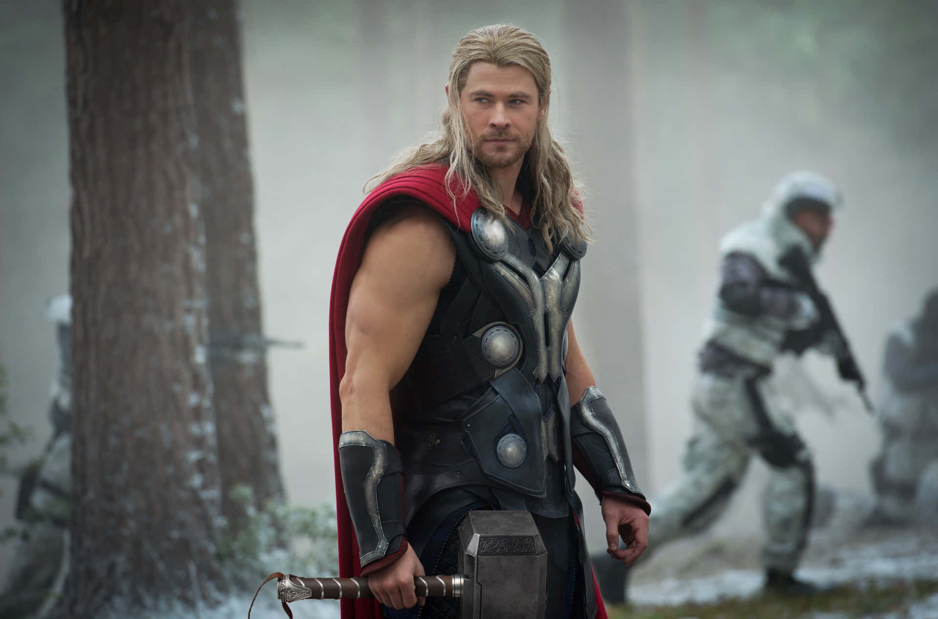 身穿盔甲的 Thor 在雪地森林中手持錘子，身後有士兵。