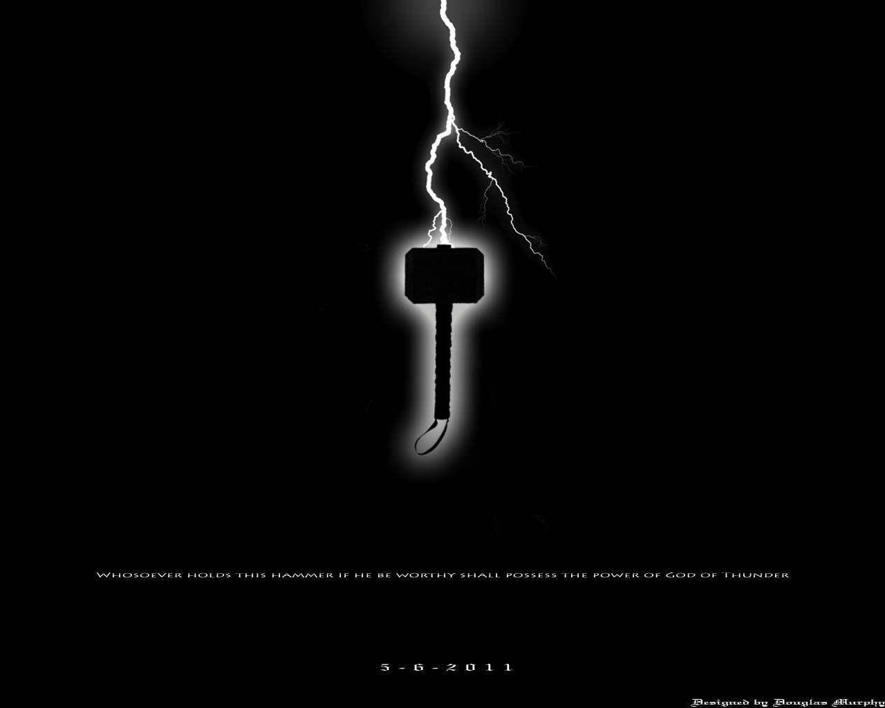 雷神之錘——Mjölnir 壁紙 — 一把發光的錘子被閃電懸掛在黑色背景上，下方有文字。