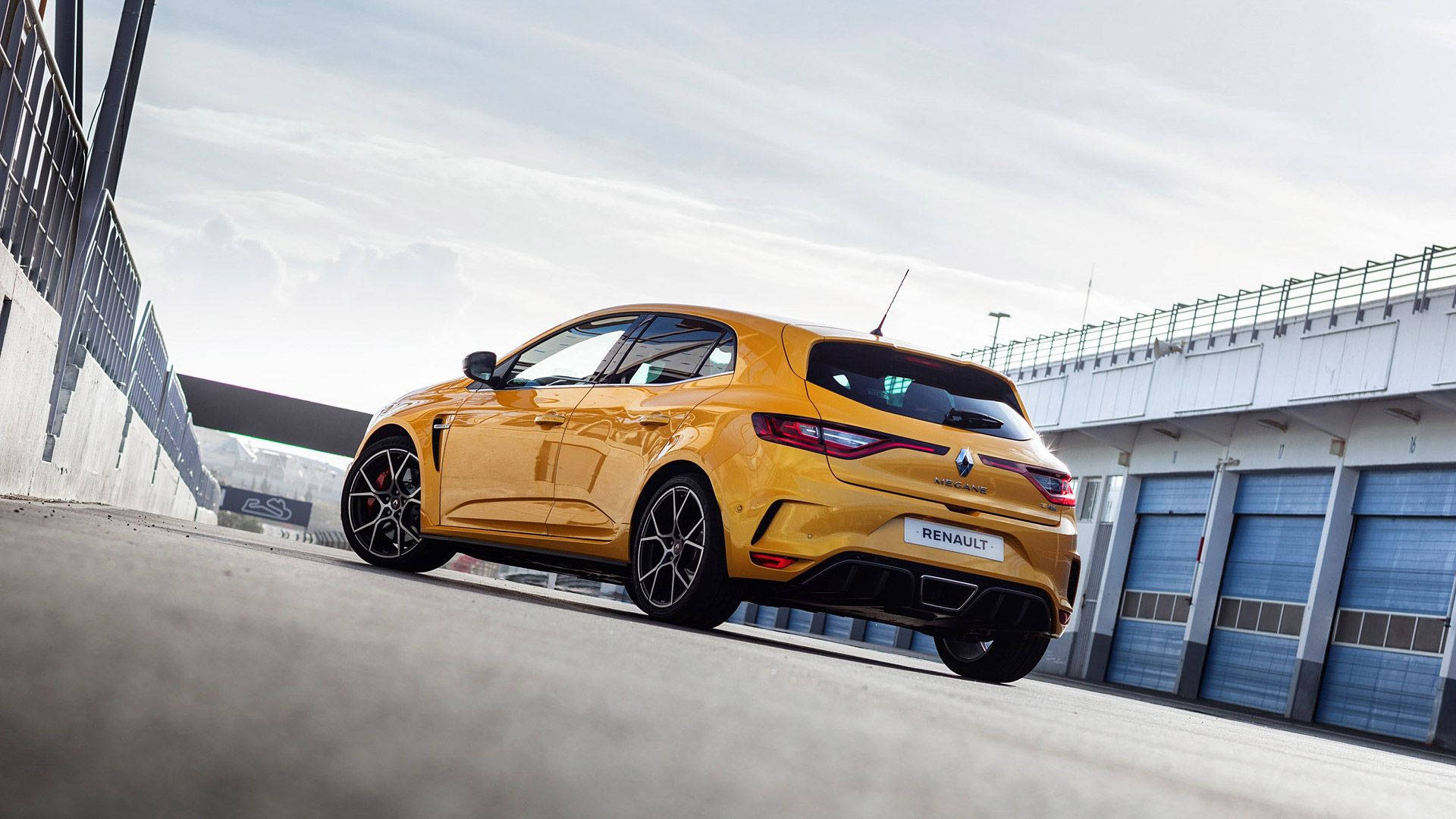黃色Renaultsport R.S. 01停泊在賽車場車庫。