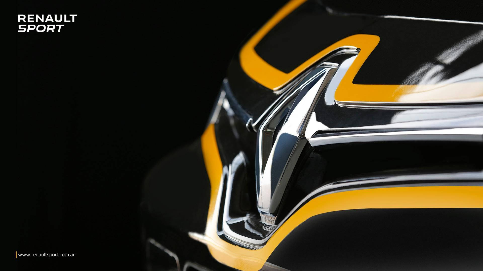 黑色汽車上帶有黃色條紋的閃亮鍍鉻雷諾運動標誌。