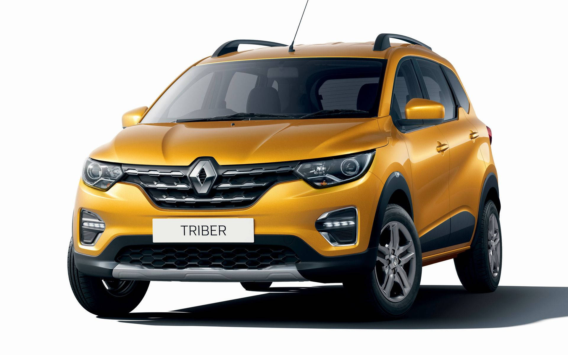 金色雷諾 Triber 緊湊型 SUV 工作室拍攝，線條簡潔，車頭燈現代化。