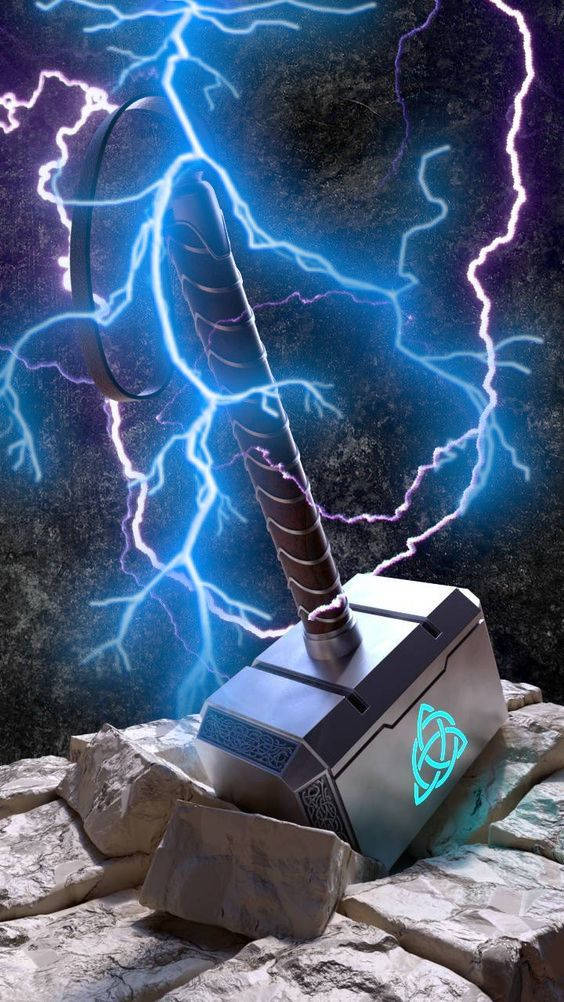雷電交擊的索爾之錘 壁紙 — 雷神之鎚妙爾尼爾嵌入石中，藍色和紫色的閃電噼啪作響，在黑暗的宇宙背景下環繞著它。