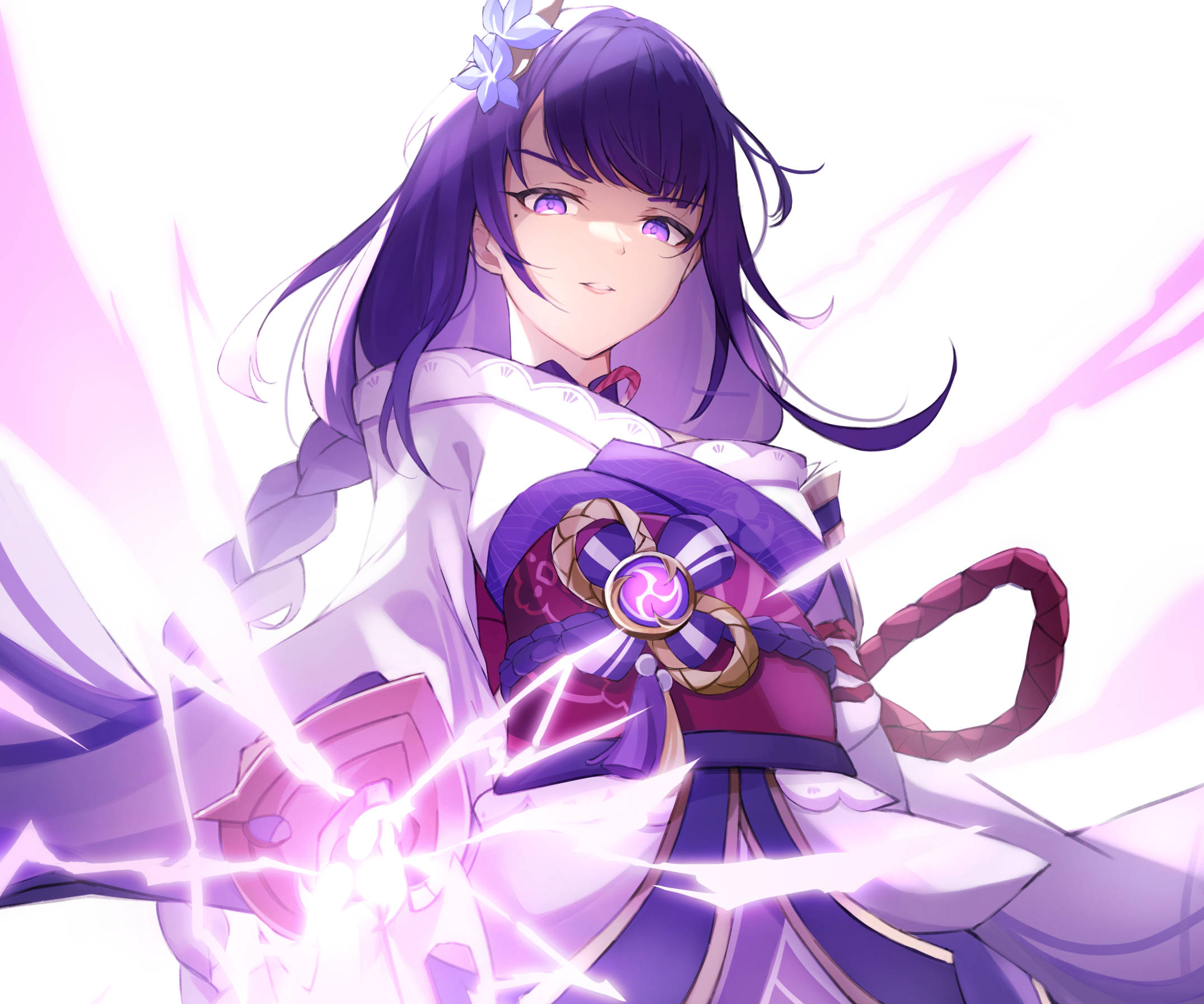 雷電將軍動畫風 壁紙 — 紫髮動漫少女身穿傳統服裝，在明亮的白色背景下揮舞著發光的閃電武器。