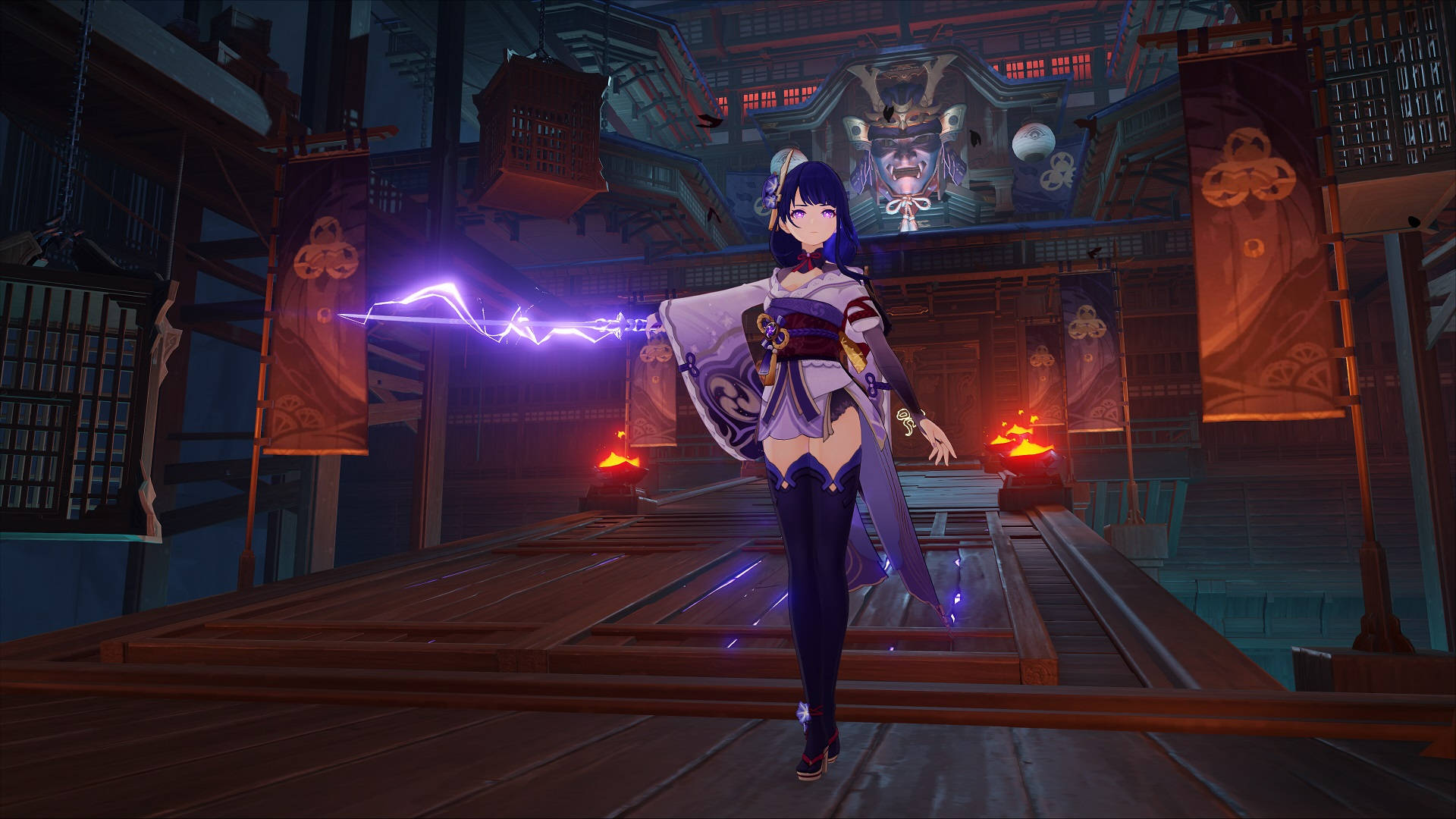 雷電將軍於神社 壁紙 — 一位紫髮動漫少女穿著傳統服裝，在夜晚昏暗的日本神社中引導電能。