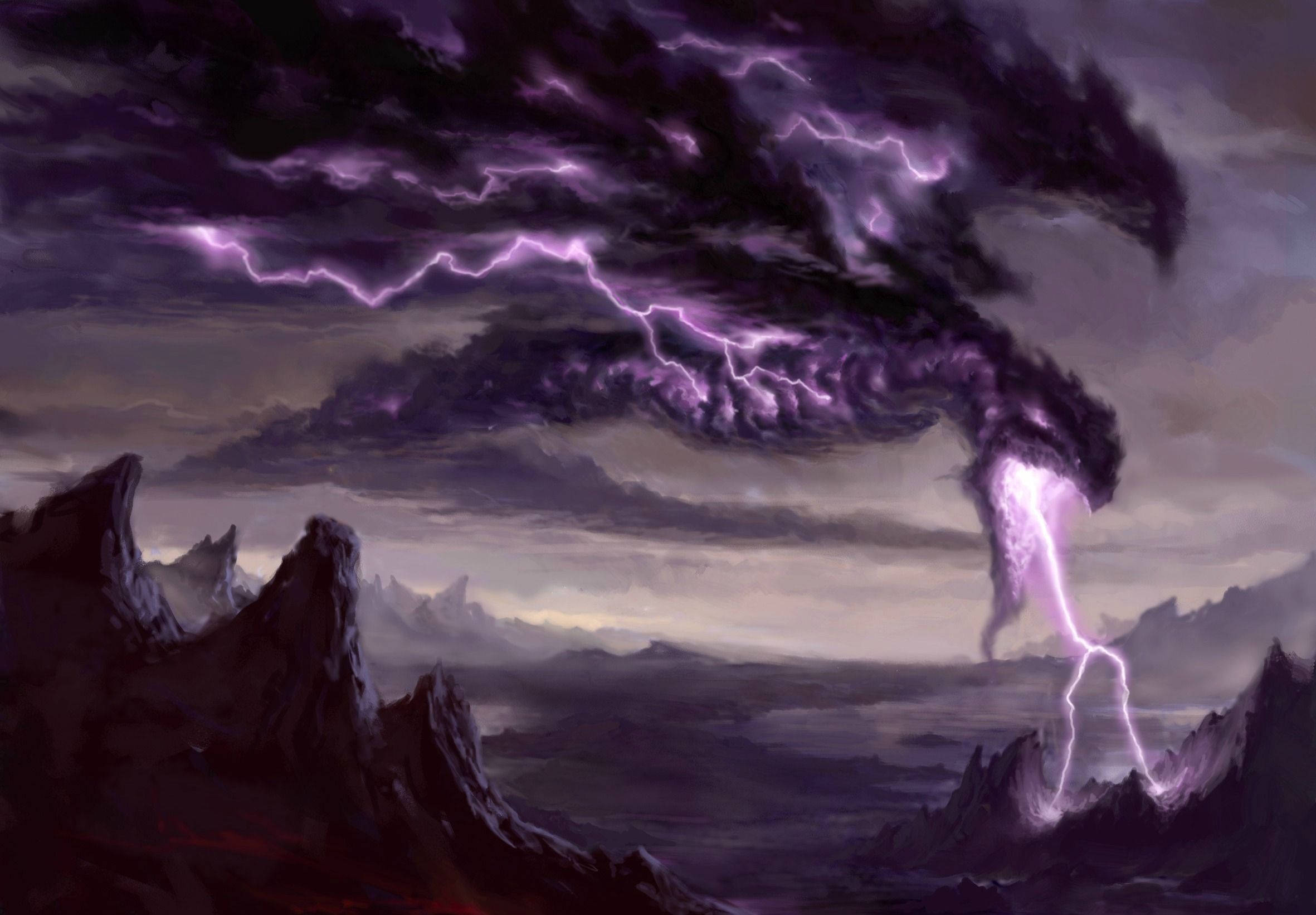 雷電巨龍與紫色山脈 壁紙 — 一個戲劇性的奇幻景觀，鋸齒狀的山脈在風暴天空下，閃爍著鮮豔的紫色閃電。