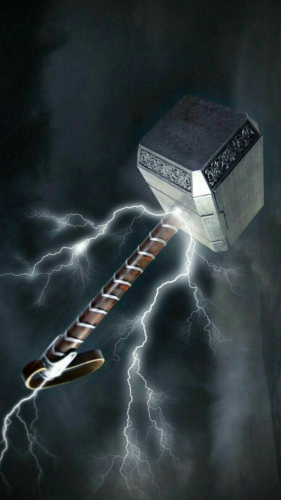雷電驅動的索爾之錘 壁紙 — 雷神之鎚妙爾尼爾在黑暗暴風雨的天空中劈啪作響，閃爍著電光。