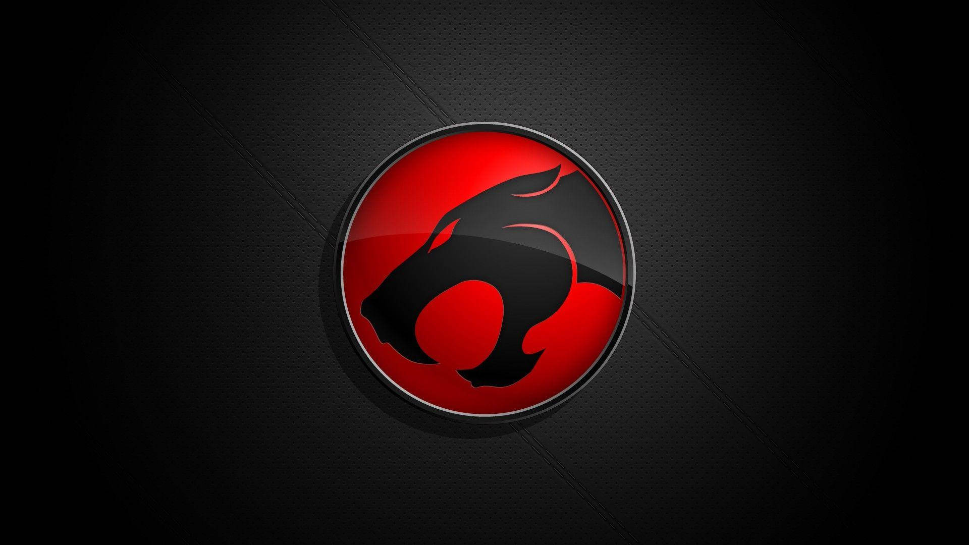 一個帶有黑色老虎頭的紅色圓形標誌，置於深色紋理背景上。