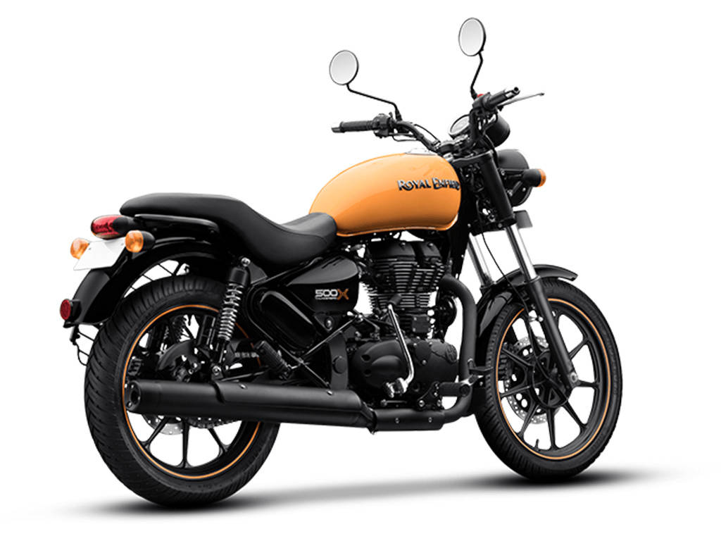 雷霆鳥皇家恩菲德 HD 壁紙 — 一台時尚的Royal Enfield 500X電單車，配備充滿活力的橙色油箱和黑色車身，在純白色背景前蓄勢待發。