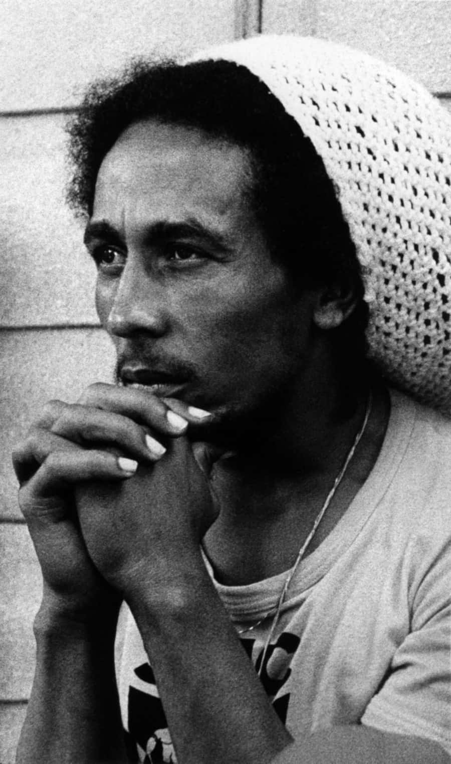 雷鬼傳奇與傳奇人物鮑勃·馬利 壁紙 — 一張黑白肖像，Bob Marley戴着鉤針編織帽，手持香煙，神情沉思。