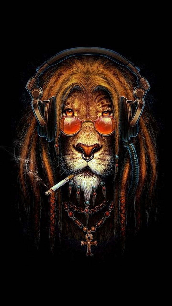 一隻帶有辮子頭和耳機的獅子戴著紅色眼鏡吸煙。
