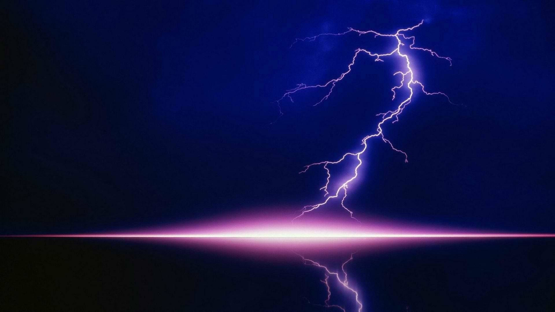 電光劈落地平線 壁紙 — 一道鮮豔的紫色閃電從深藍色的暴風雨天空中劈下，完美地倒映在下方平靜的水面上。