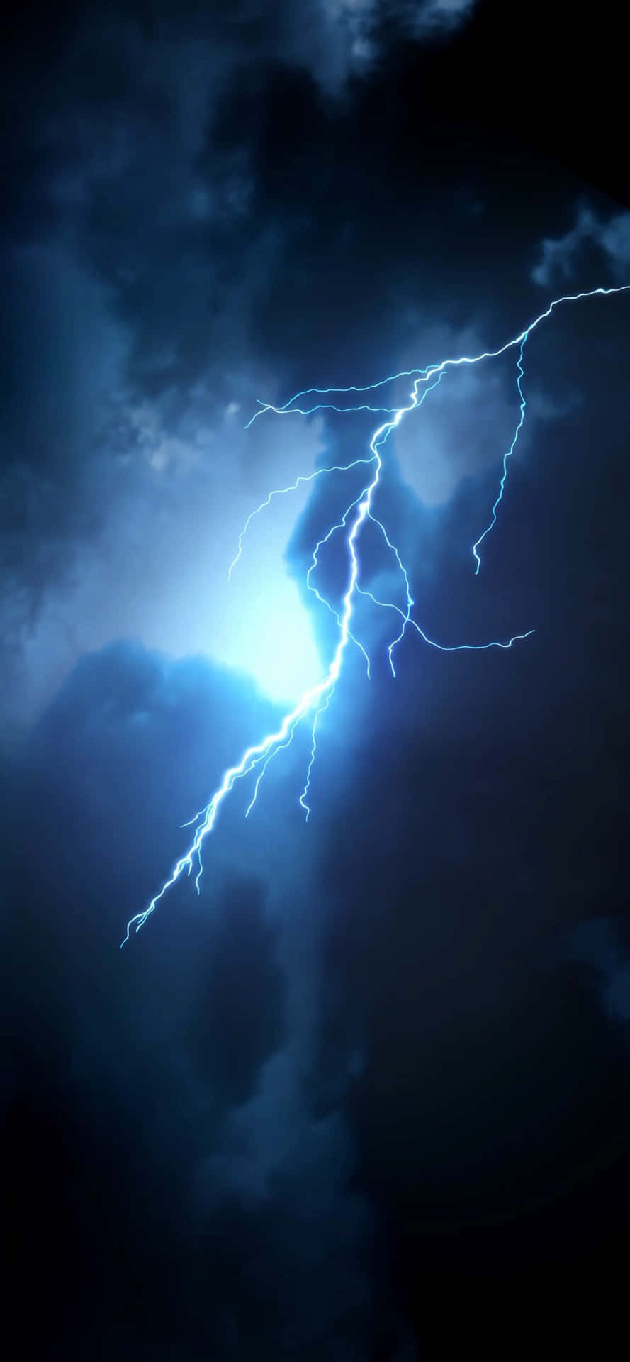 強烈的藍色閃電照亮了夜晚的黑暗暴風雲。