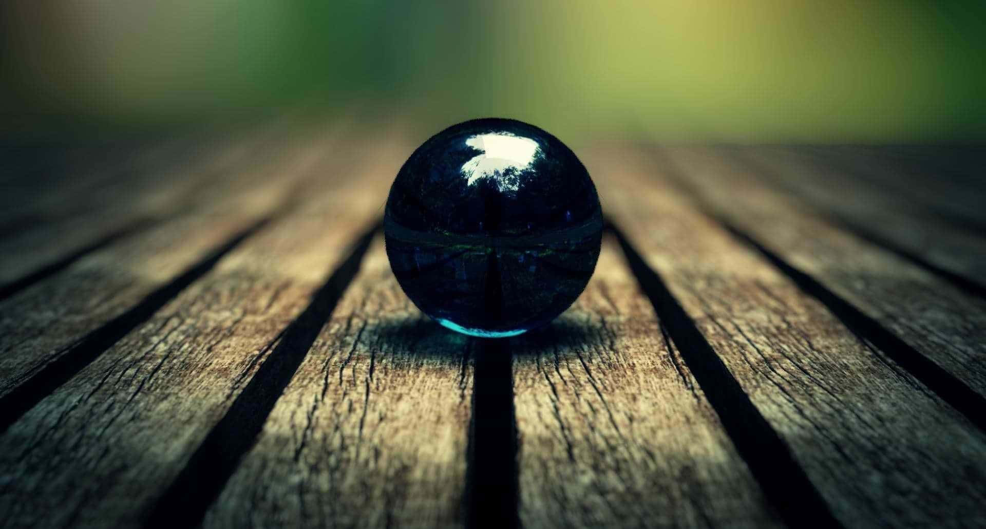 黑色大理石在風化的木板上反射出樹木和天空。