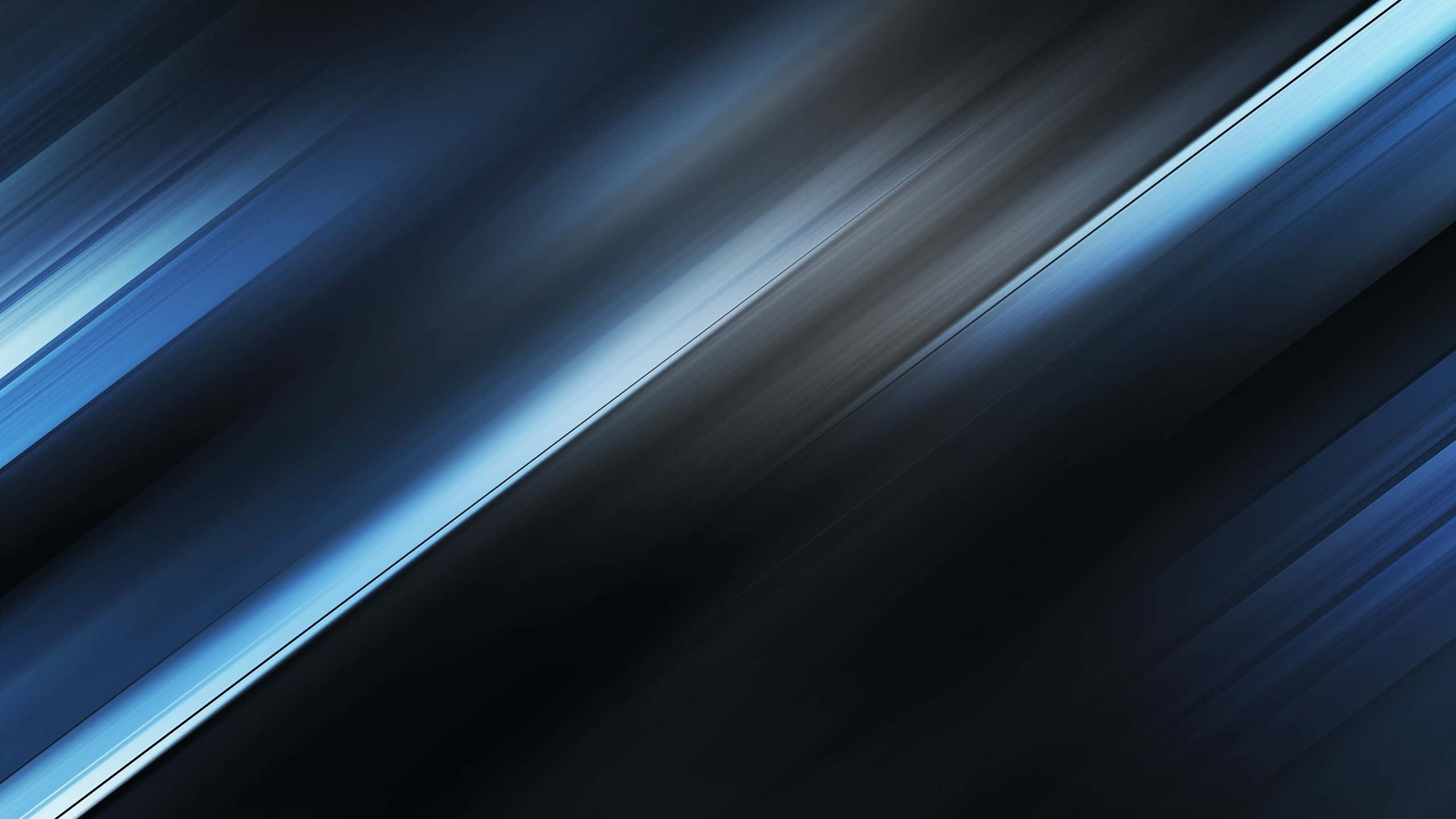 Blue And Silver 桌布 壁紙 — 電光藍與深黑色的動態對角線條紋，營造出高速動態模糊效果。