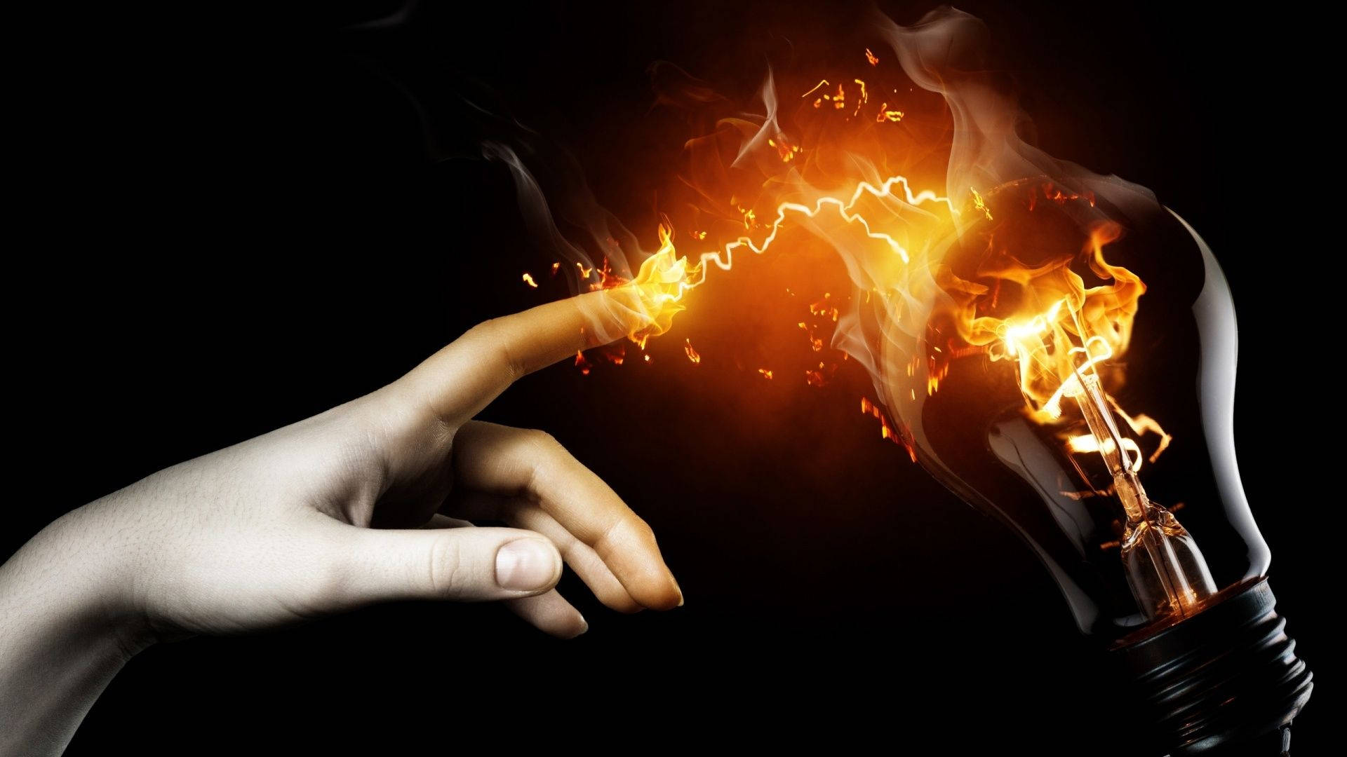 電力擊中手掌火焰 壁紙 — 一隻手觸摸著一個燃燒的燈泡，電火花在指尖和燈絲之間飛舞，背景為黑色。
