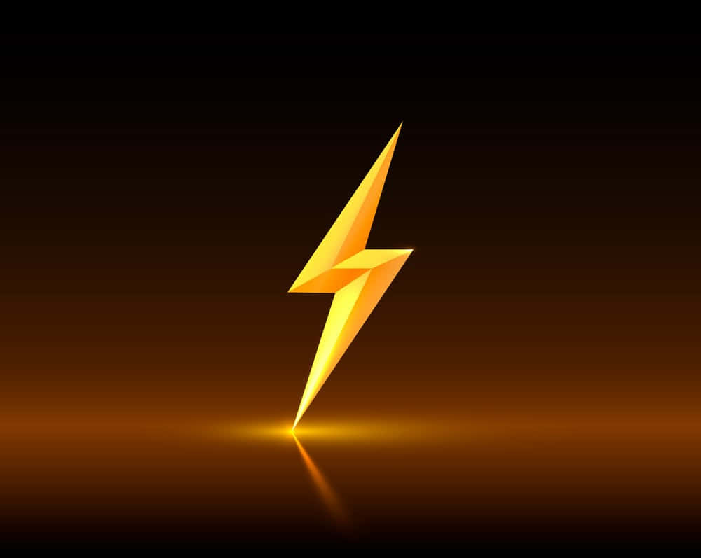 電力的鮮豔色彩 壁紙 — 一道發光的金色閃電在深色漸變背景上清晰矗立，下方有反射表面。
